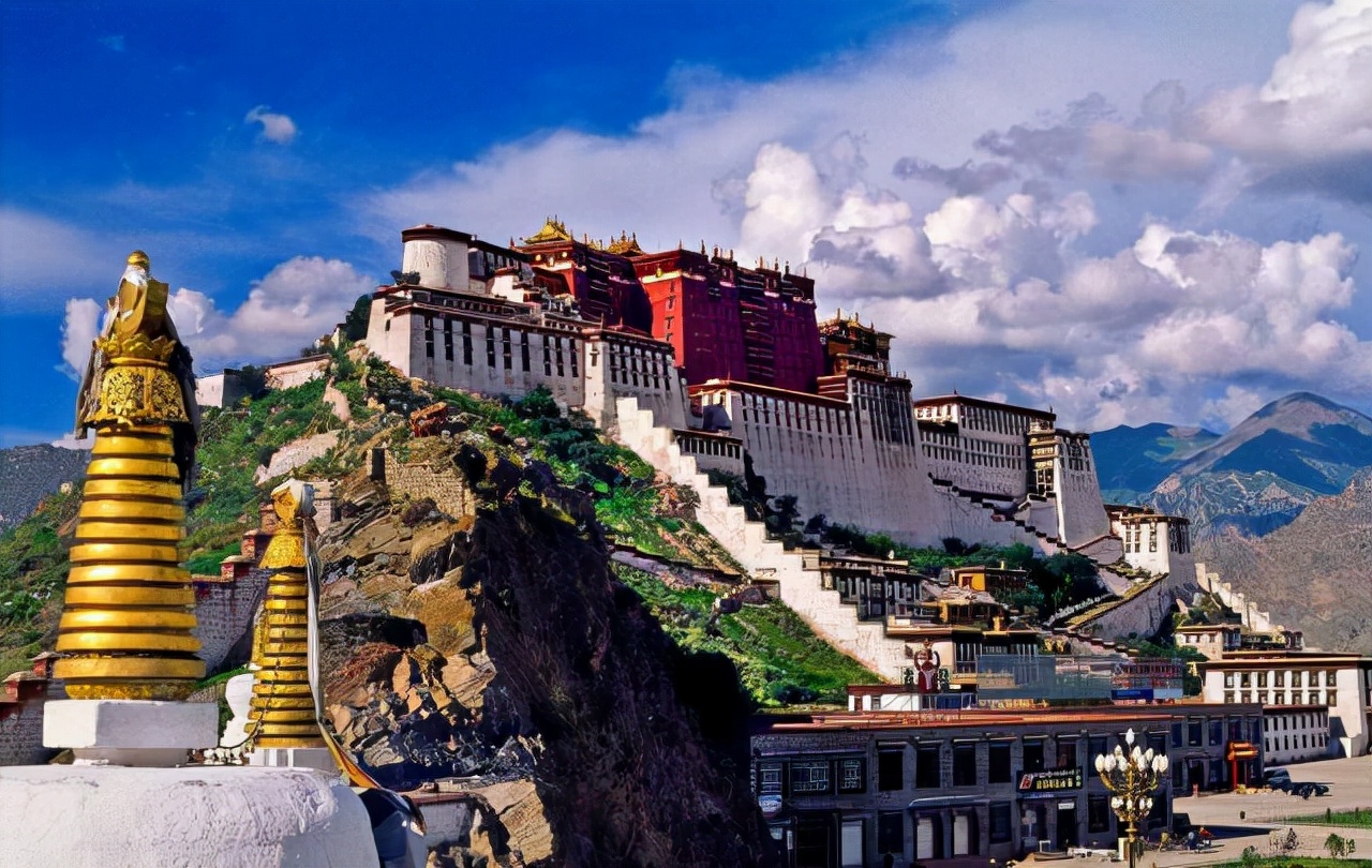 西藏之旅为何旅行者在布达拉宫前倒了一瓶水(图1)