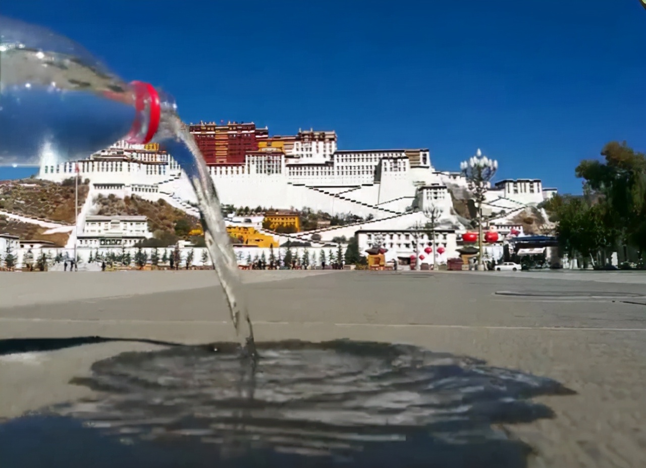 西藏之旅为何旅行者在布达拉宫前倒了一瓶水(图3)